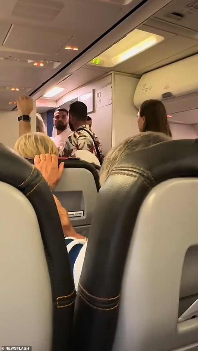  الأطفال سيموتون ... رعب على متن طائرة تخطت حرارتها الـ52 درجة!